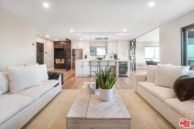 Building Photo - 2019 N Sycamore Ave