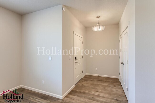 Building Photo - Gorgeous 4 Beds 2.5 Baths Single Family in...