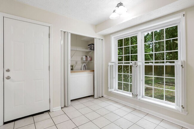Building Photo - Adorable 3/2 on large corner lot