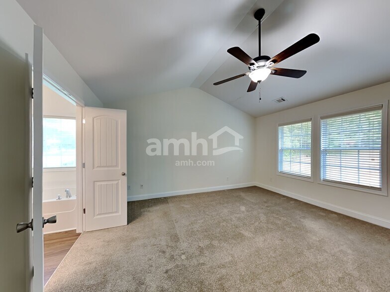 Building Photo - 6260 Cove Creek Dr