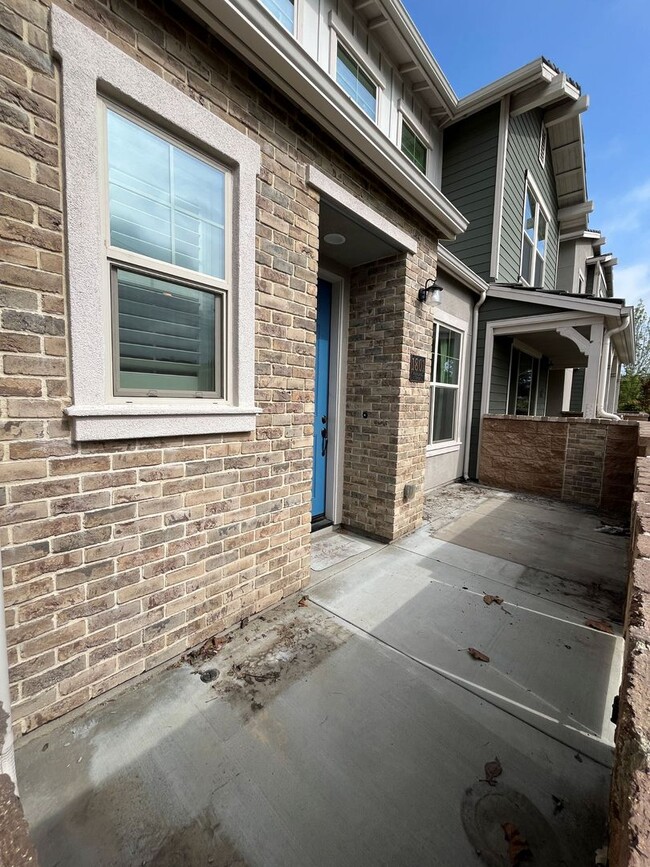 Building Photo - Gated 3+2.5 w/loft, walk-in pantry + dual ...