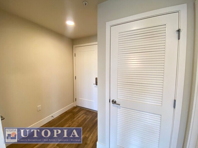 Building Photo - Beautiful, top floor apartment located in ...