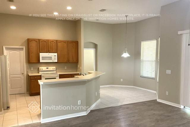 Building Photo - 305 Oak Springs Dr