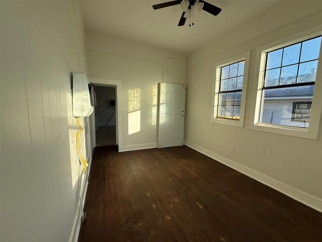 Building Photo - 2116 Columbus Ave