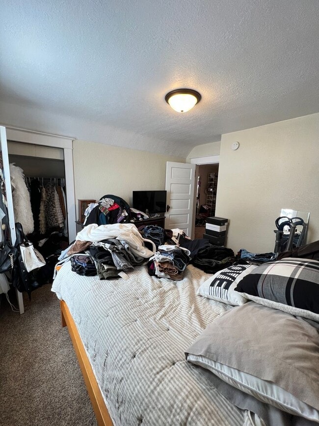 Building Photo - AVAILABLE AUGUST 1 - Spacious 3+ Bedroom Home
