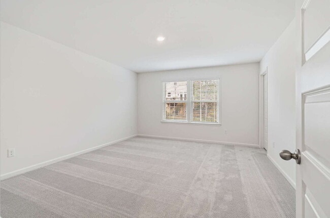 Building Photo - Spacious 3-Bed Townhouse w/ Two Car Garage