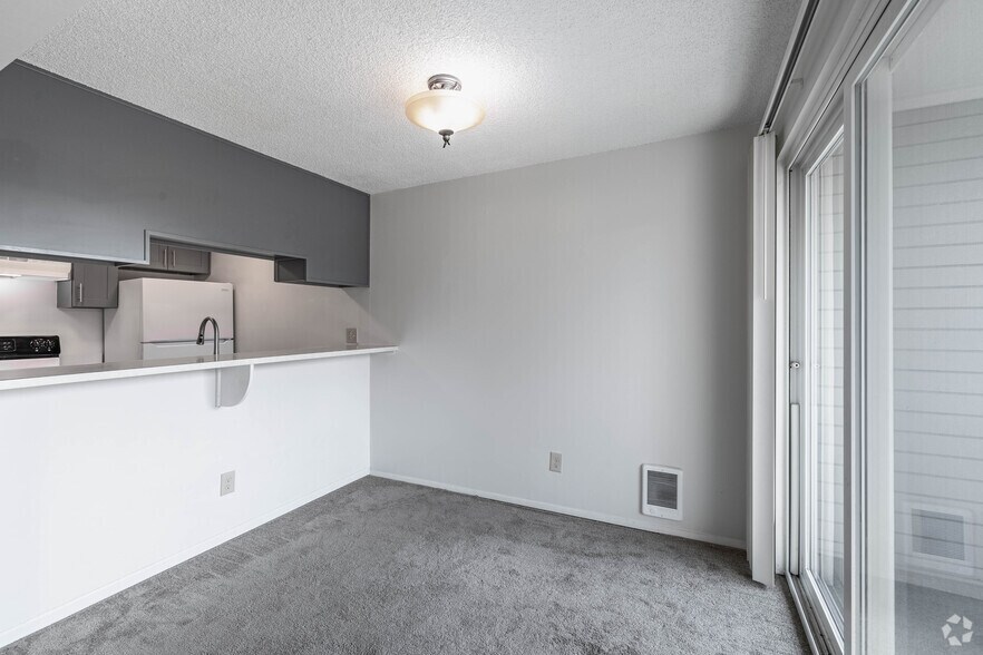 1BR, 1BA - 720SF - Dining Room - Burien Crest Apartments- 1- & 2-Bedroom Apartment Homes!