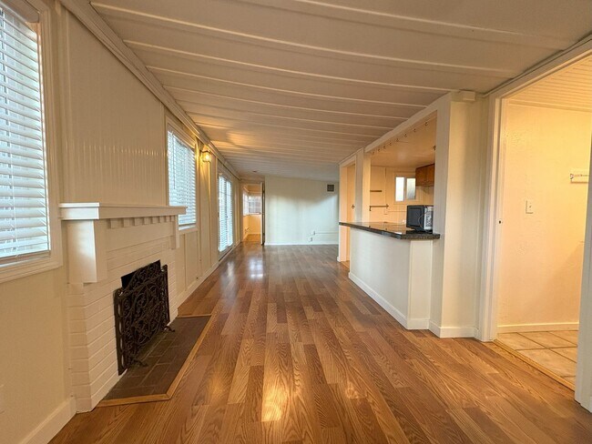 Building Photo - Charming 1BR Cottage with Private Patio