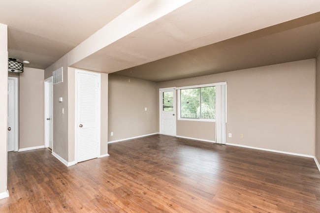 Building Photo - Oak Creek Apartments