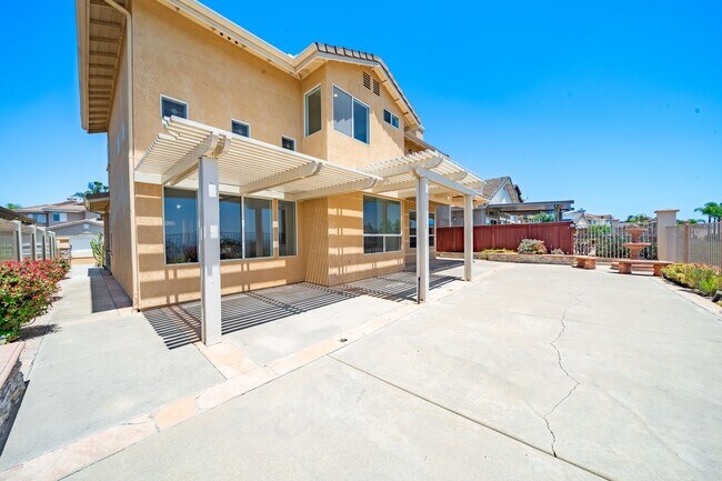 Building Photo - 4 Bedroom View Home in Emerald Heights | 3-Car Garage | Guard Gated Community