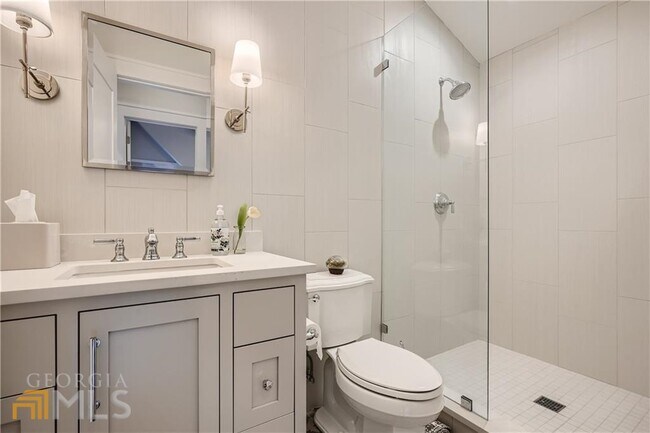 Building Photo - 3312 W Shadowlawn Ave NE