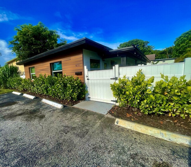 Building Photo - 625 NE 13th Ave