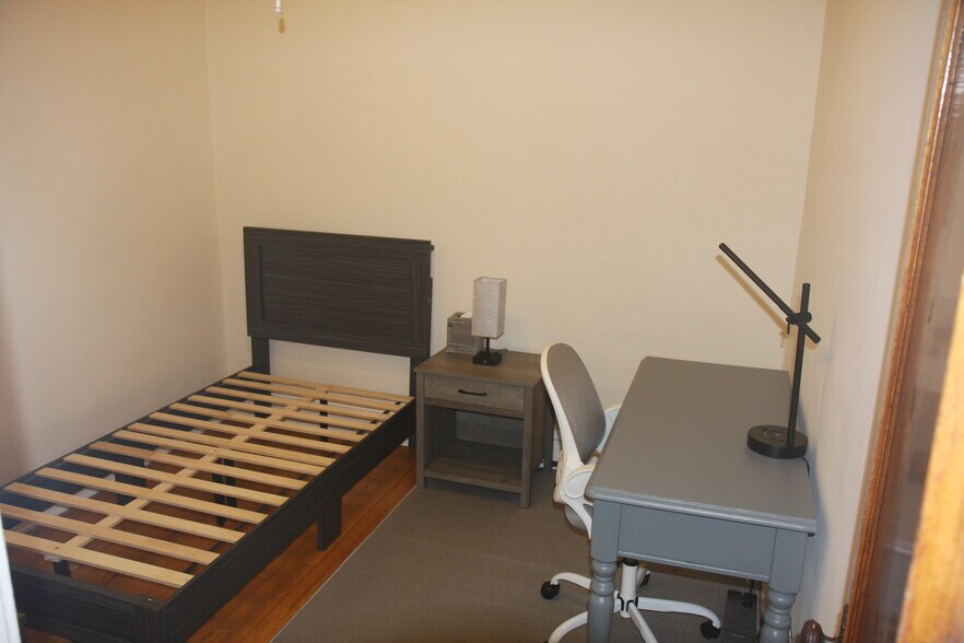 Rear bedroom - 1417 W Rosemont Ave