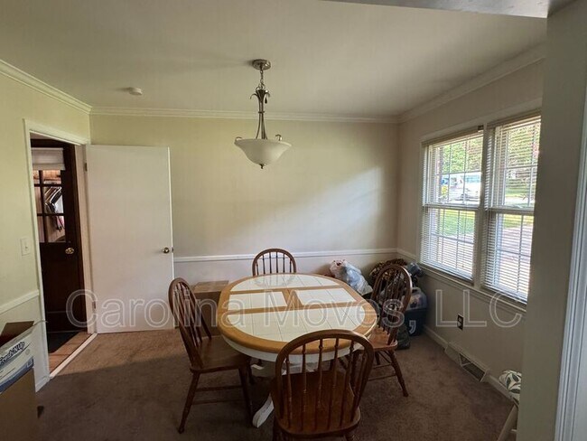 Building Photo - 502 Rosebud Ln