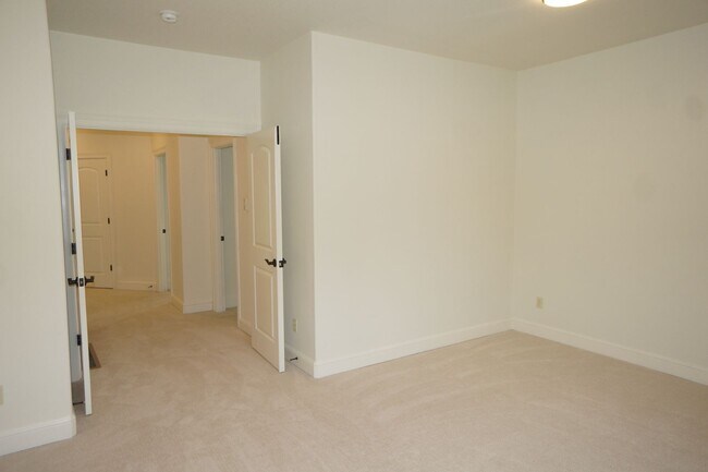 Building Photo - Exquisite NW Portland 4 bedroom with panoramic views