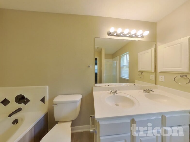 Building Photo - 352 Meadow Park