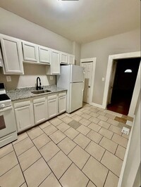 Building Photo - 4 Bedroom with 3 Bathrooms