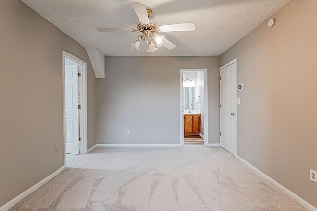 Building Photo - Bedroom on Main, Riverside Schools, Fenced...