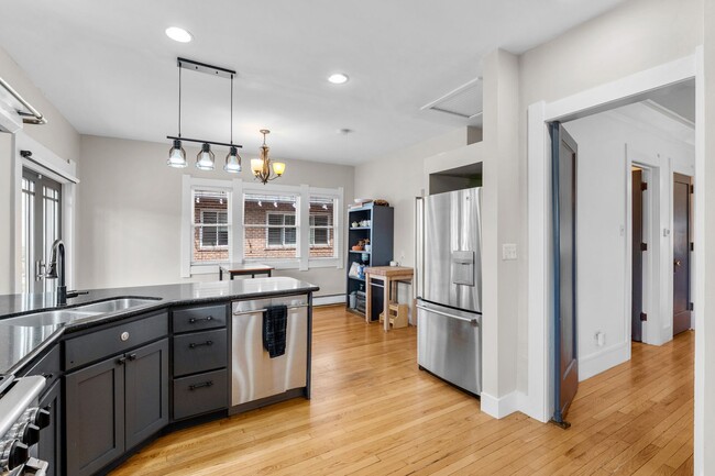Building Photo - Gorgeous Washington Park Bungalow!
