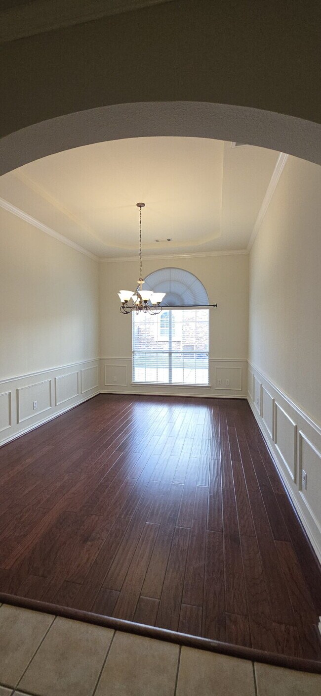 Building Photo - Recently remodeled 4 bedrooms, 3 bathrooms and move-in ready!