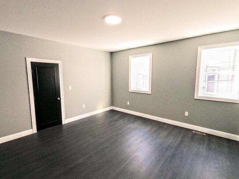 Building Photo - 2 Sunnyside St