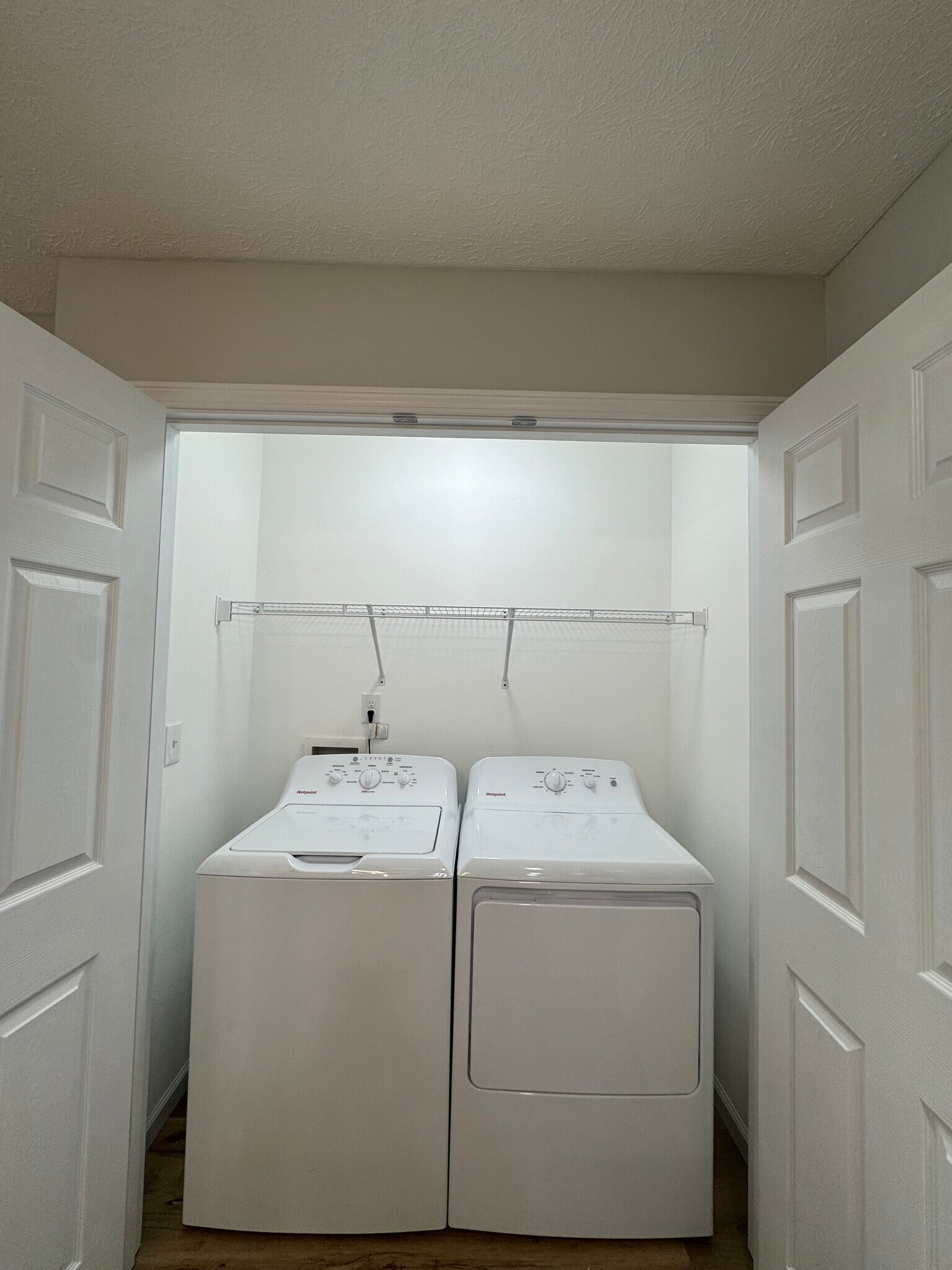 Building Photo - 143 School Side Dr