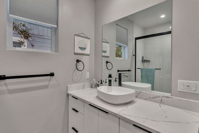 Building Photo - Fresh and Modern 1BD/1BA Upstairs ADU Near Downtown Livermore!