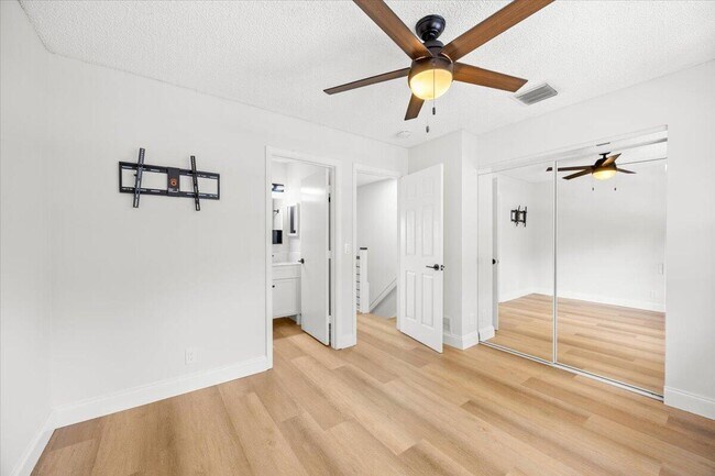 Building Photo - 3124 SW 49th St