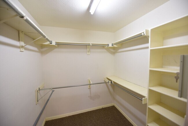 Building Photo - 4 Bedroom home for rent with vaulted ceili...
