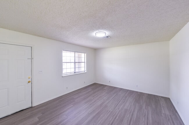 Building Photo - 512 Carson Rd