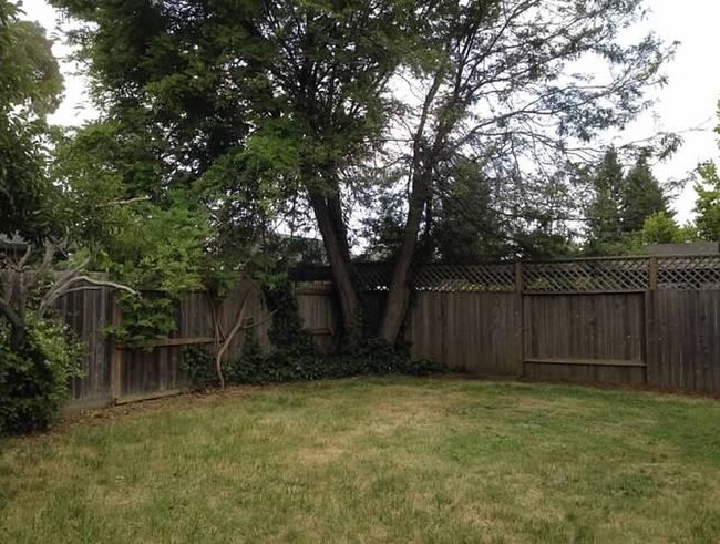 Building Photo - Close to Everything 4 bedroom, 2 Bath Hous...