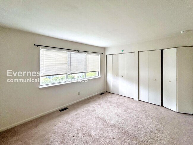 Building Photo - 2-Bedroom Townhome with Washer / Pet-frien...