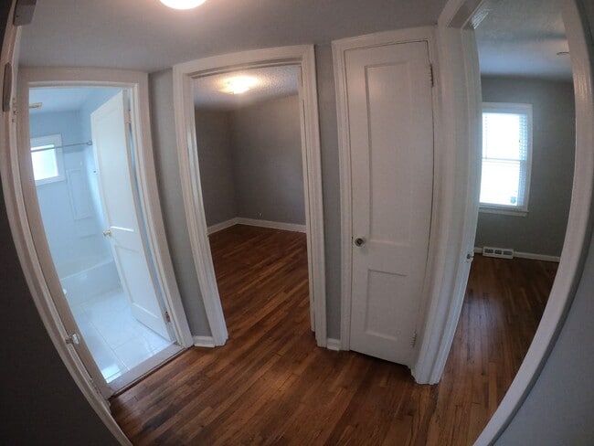 Building Photo - Very Clean Royal Oak Ranch