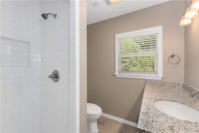Building Photo - Available June 2026! Adorable 3 Bedroom Ho...
