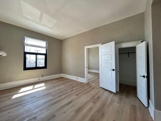 Building Photo - Bright 2nd Floor Apartment on 3rd Street -- Utilities Included!