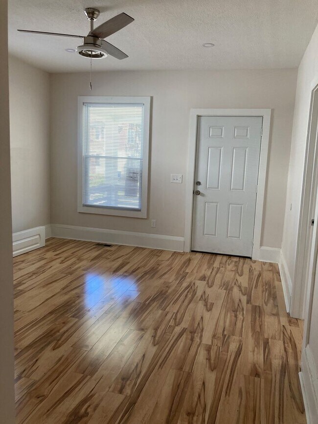 Building Photo - 1332 W 93rd St