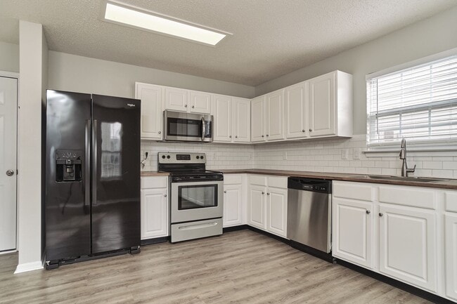 Building Photo - 3 BD/2.5 BA in Fishers!