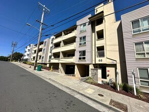 Building Photo - 2B2B - Prime Westlake Location Spacious Corner-unit Condo