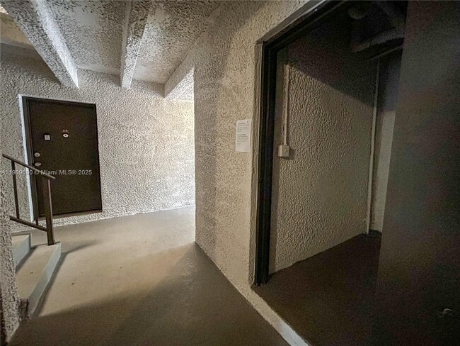 Building Photo - 10393 N Kendall Dr