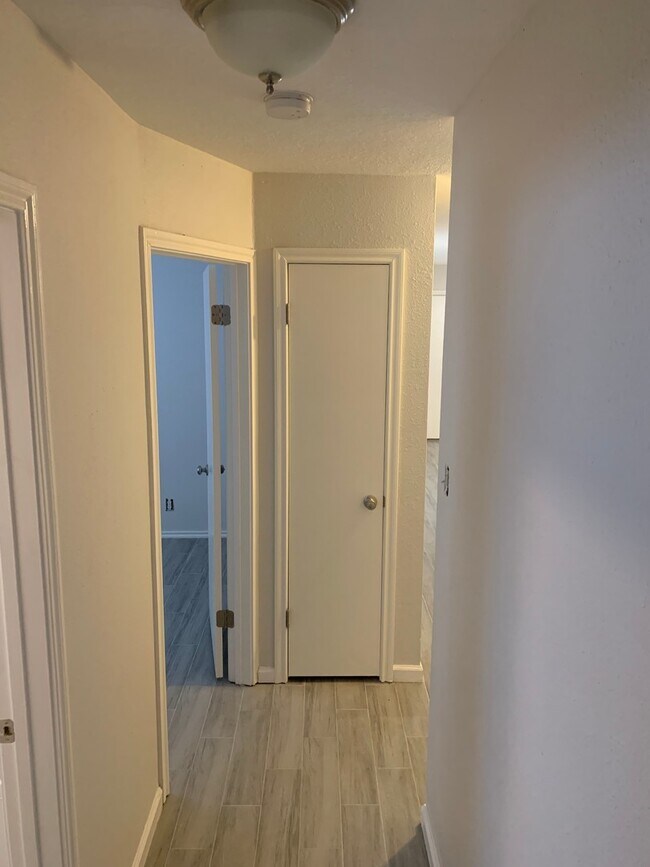 Building Photo - Beautifully remodeled 3/2