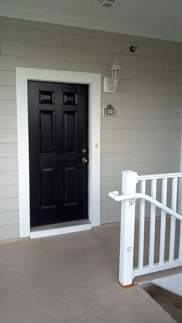 Building Photo - SPECIAL!  2 Bedroom/2 bath Condo - 1/2 half rent second month