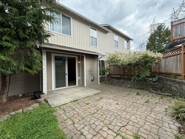 Building Photo - 4 Bed 3 Bath Gated Townhome Near Maplewood Golf
