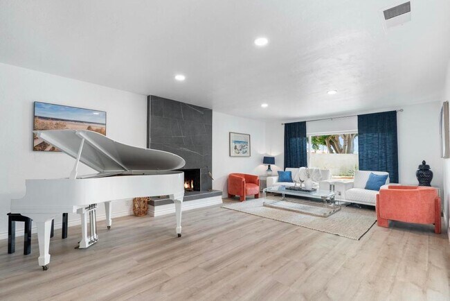 Building Photo - Stunning 5-Bed, 4-Bath Fully Furnished Home in Prestigious Huntington Harbour