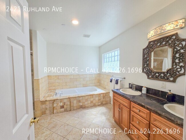Building Photo - 2421 Ruhland Ave