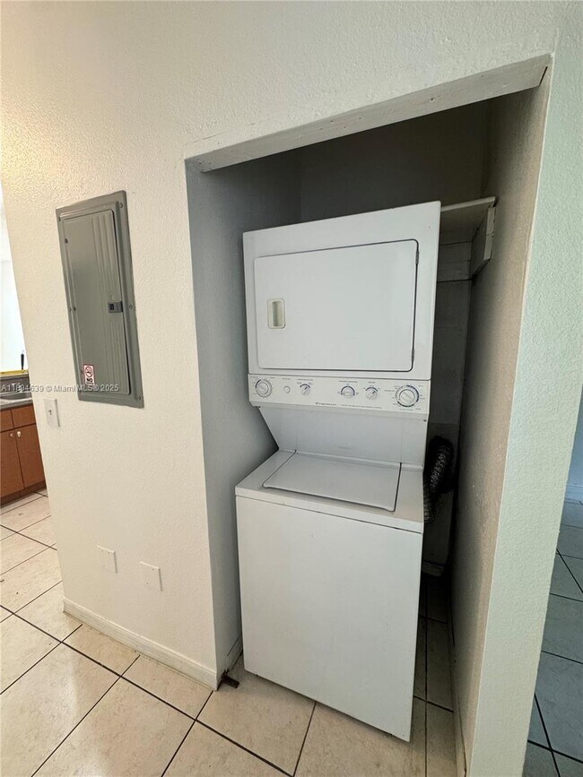 Building Photo - 13705 NE 20th Pl