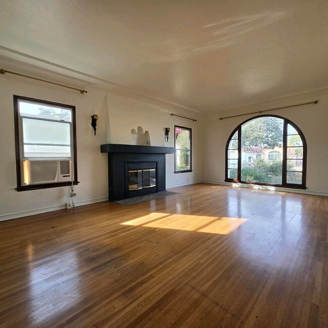 Building Photo - Large Fairfax area Lower Duplex