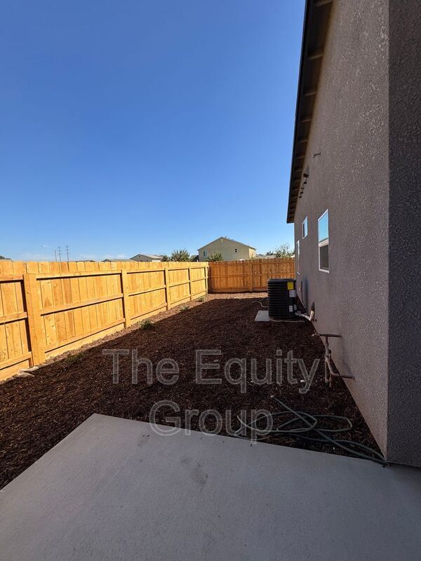 Building Photo - 4112 E Kaweah Ave