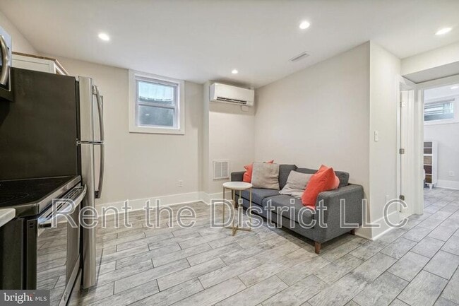 Building Photo - 608 Roxboro Pl NW