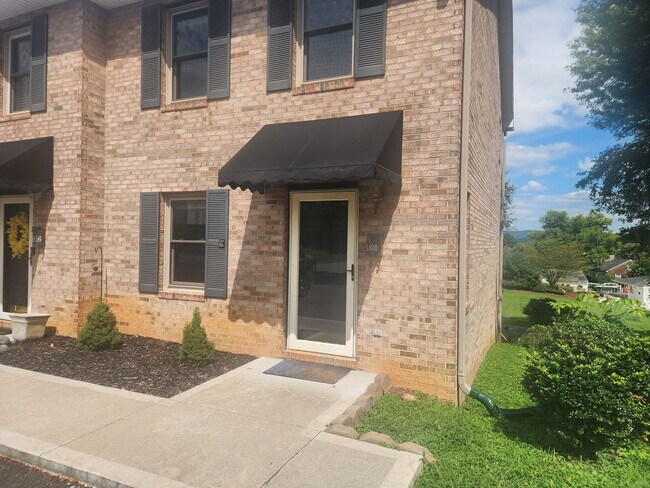 Building Photo - Electric Included! 2 Bed 1.5 Bath Condo!