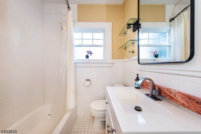 Building Photo - 422 Valley Rd